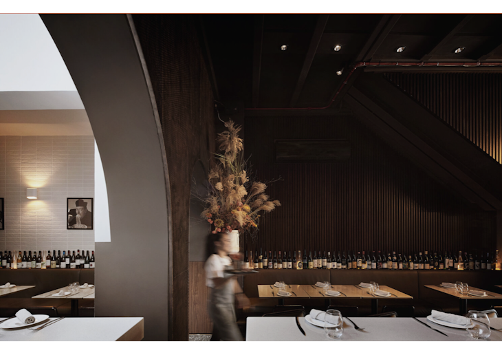 Experience the Essence of Venetian Design and Hospitality at Bar Cicheti, Singapore, design by Studio Königshausen. This Singaporean gem features a minimalist interior adorned with classic bistro elements, paying homage to Venetian Gothic architecture. 